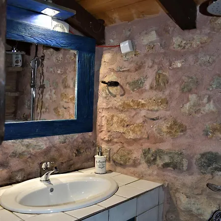 Small Stone Maisonette 1 펜션 Lílaia