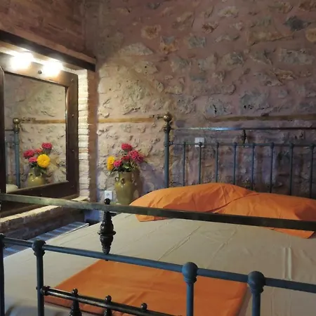 Сasa de vacaciones Small Stone Maisonette 1